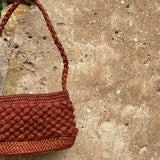 zoom sur le crochet boule en raphia du petit sac baguette, BAO sienne