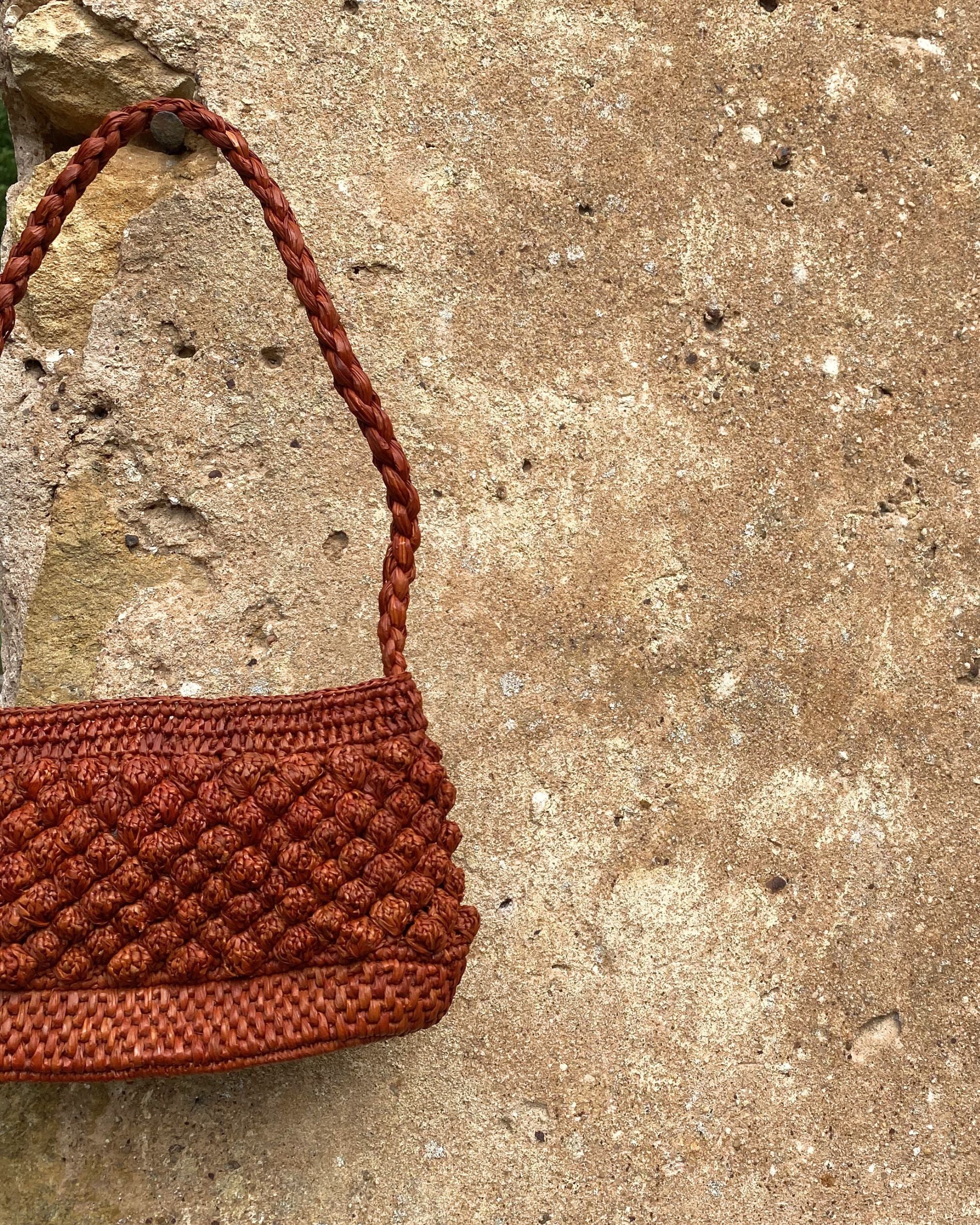 zoom sur le crochet boule en raphia du petit sac baguette, BAO sienne