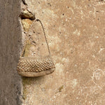 petit sac baguette en crochet boule de raphia fait main, vue de face