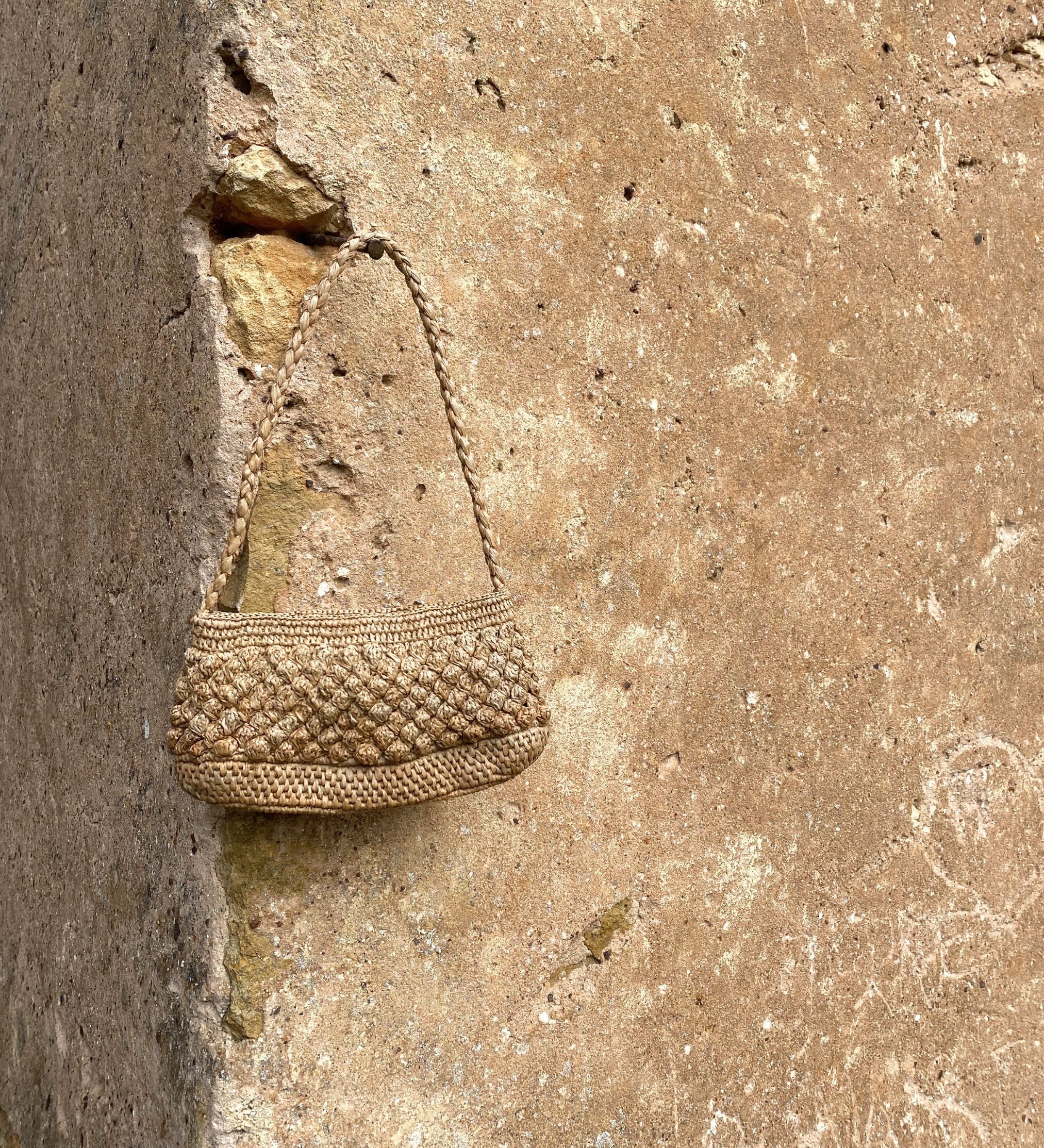 petit sac baguette en crochet boule de raphia fait main, vue de face