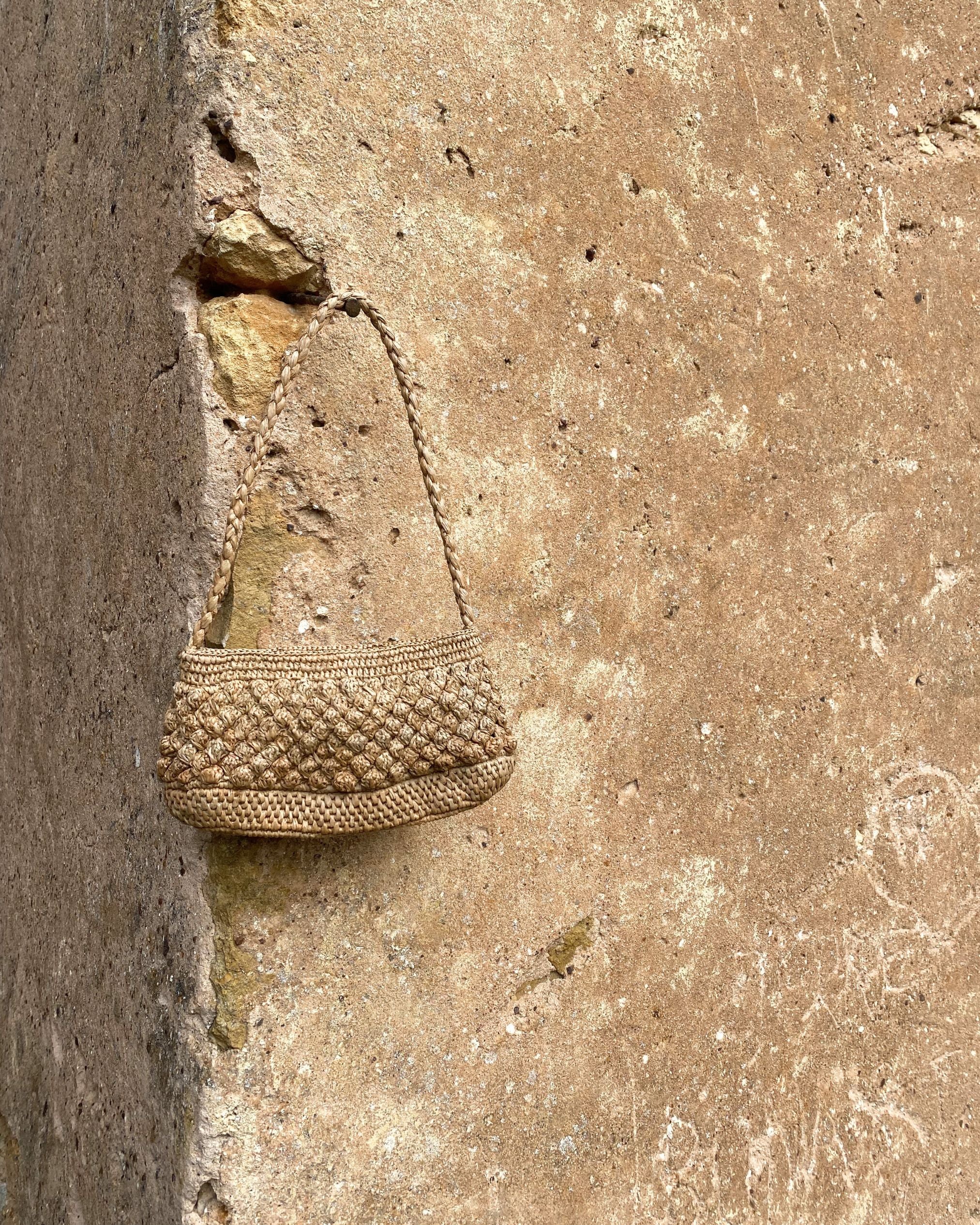 petit sac baguette en crochet boule de raphia fait main, vue de face