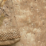 zoom sur le crochet boules en raphia du petit sac baguette, BAO thé