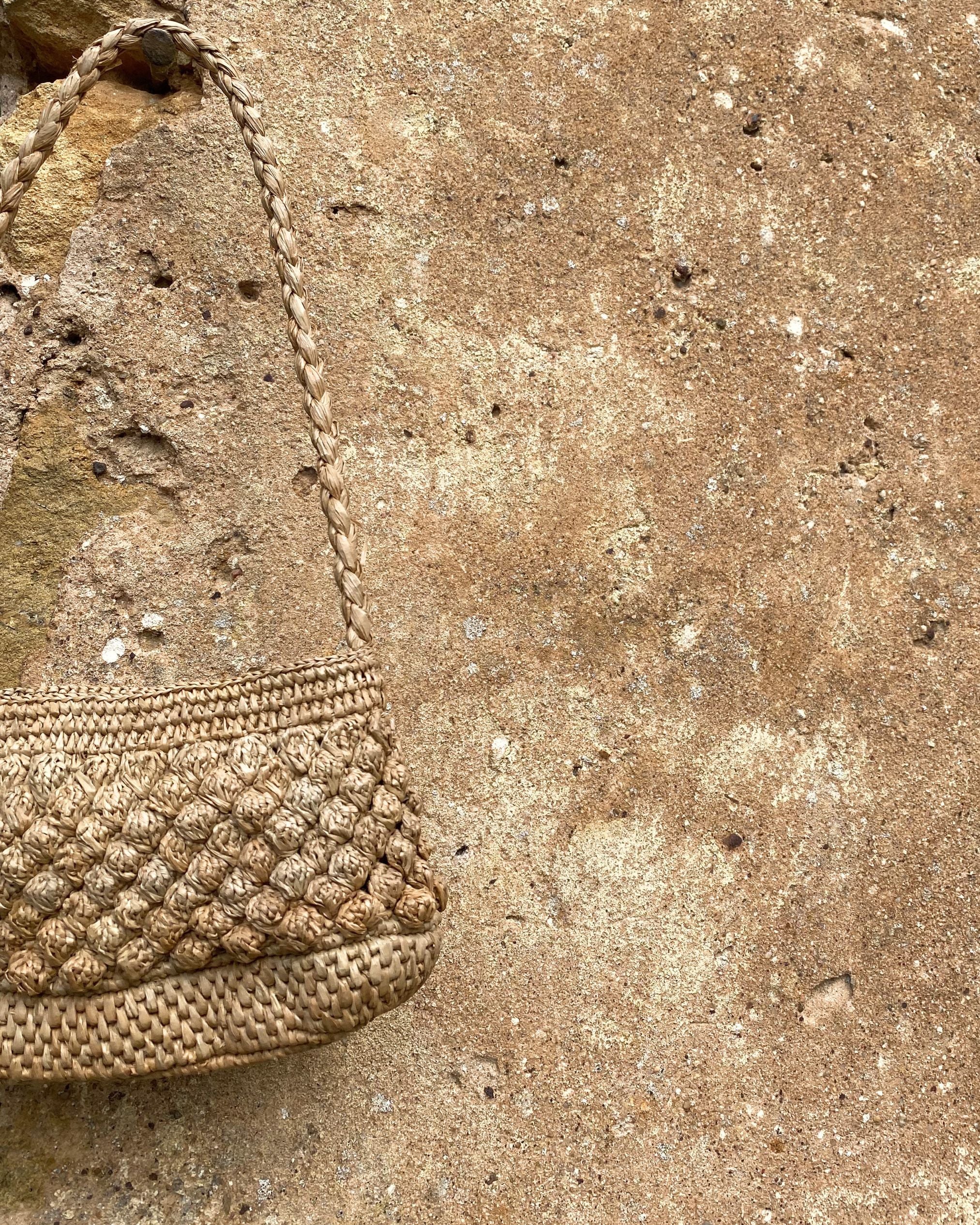 zoom sur le crochet boules en raphia du petit sac baguette, BAO thé