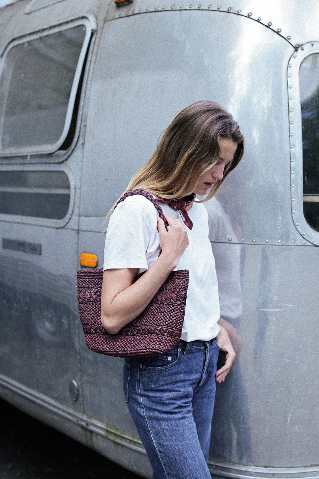 sac cabas en crochet de raphia chocolat porté à l'épaule en ville