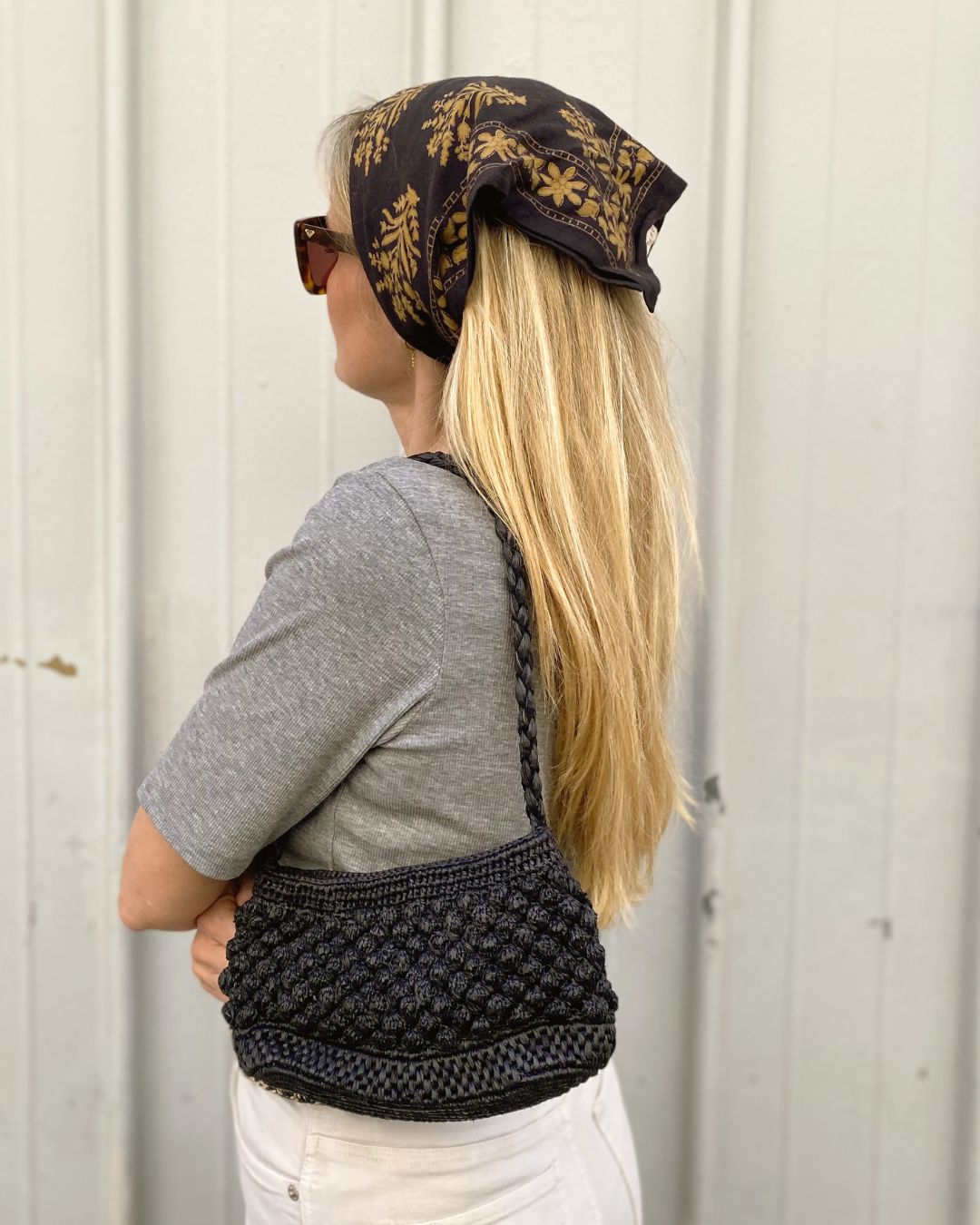Petit sac en raphia noir porté à l’épaule, élégant et minimal