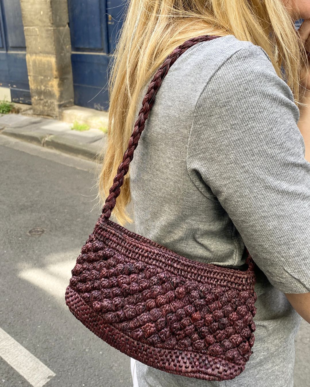 Petit sac en raphia chocolat porté à l’épaule, format compact