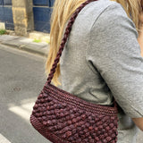 Petit sac en raphia chocolat porté à l’épaule, format compact