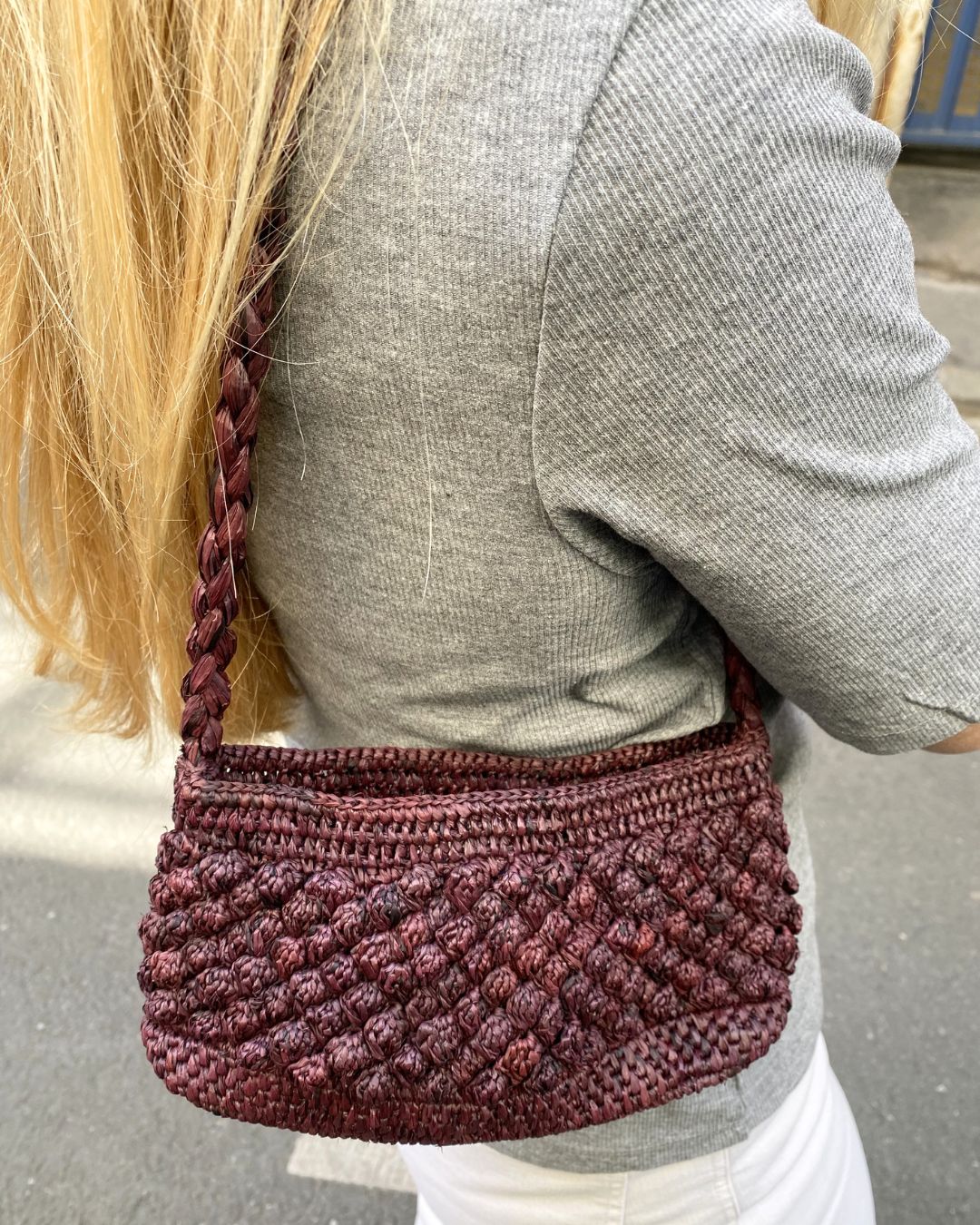 Petit sac en raphia chocolat porté vue de côté