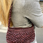 Petit sac en raphia chocolat porté vue de côté