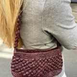 Petit sac en raphia chocolat porté vue de côté