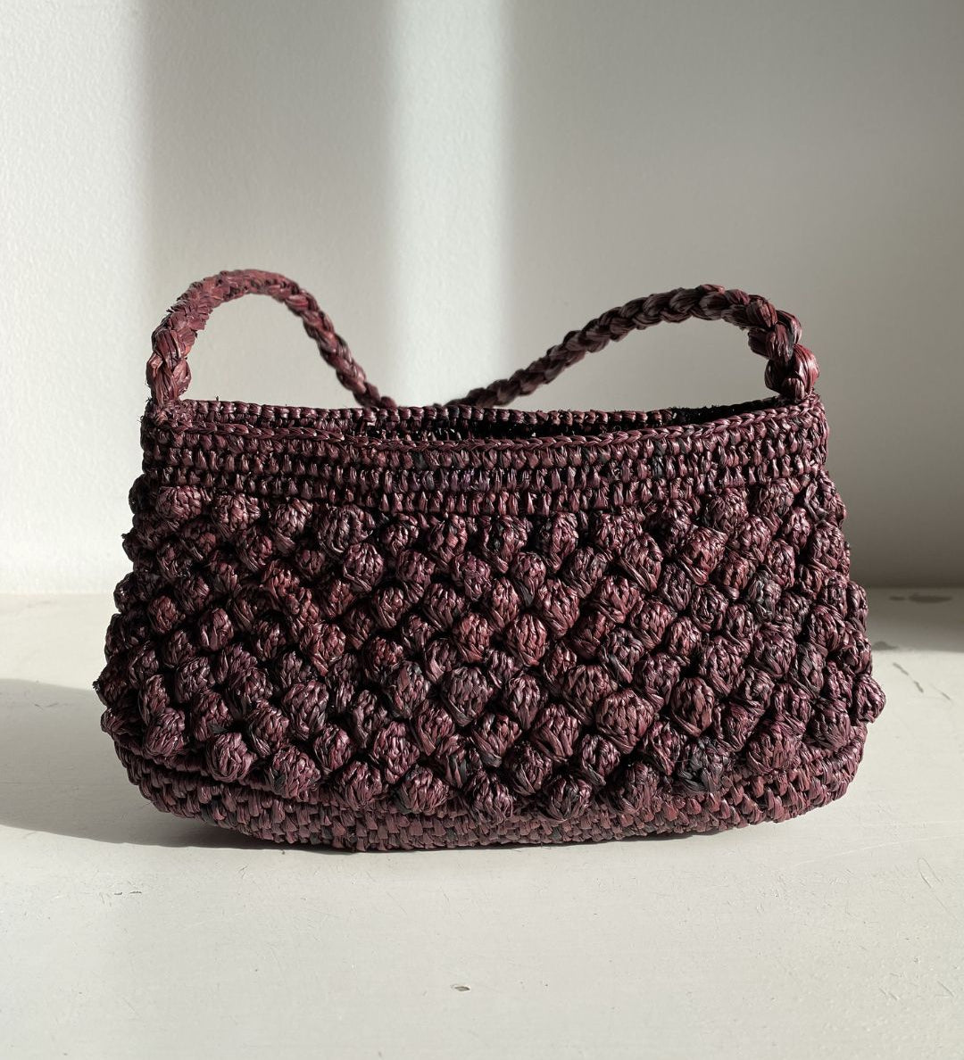 Petit sac en raphia crochet à boules coloris chocolat vue de face