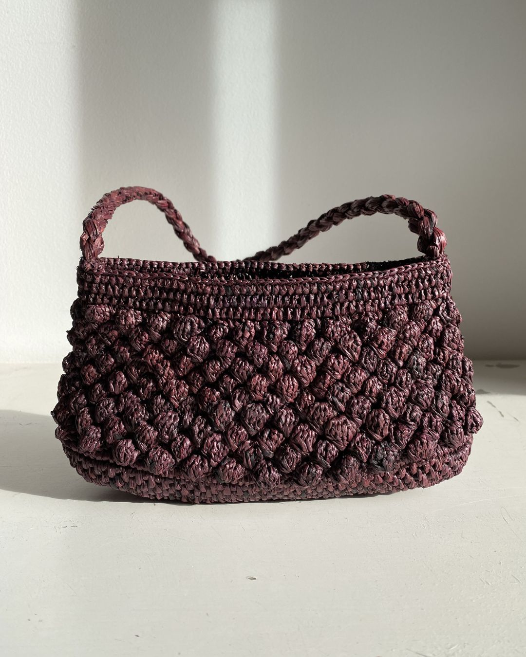 Petit sac en raphia crochet à boules coloris chocolat vue de face