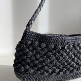 Petit sac en raphia noir vu de côté, format baguette structuré- BAO noir
