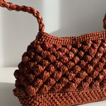 Petit sac en raphia rouille vu de côté, format baguette