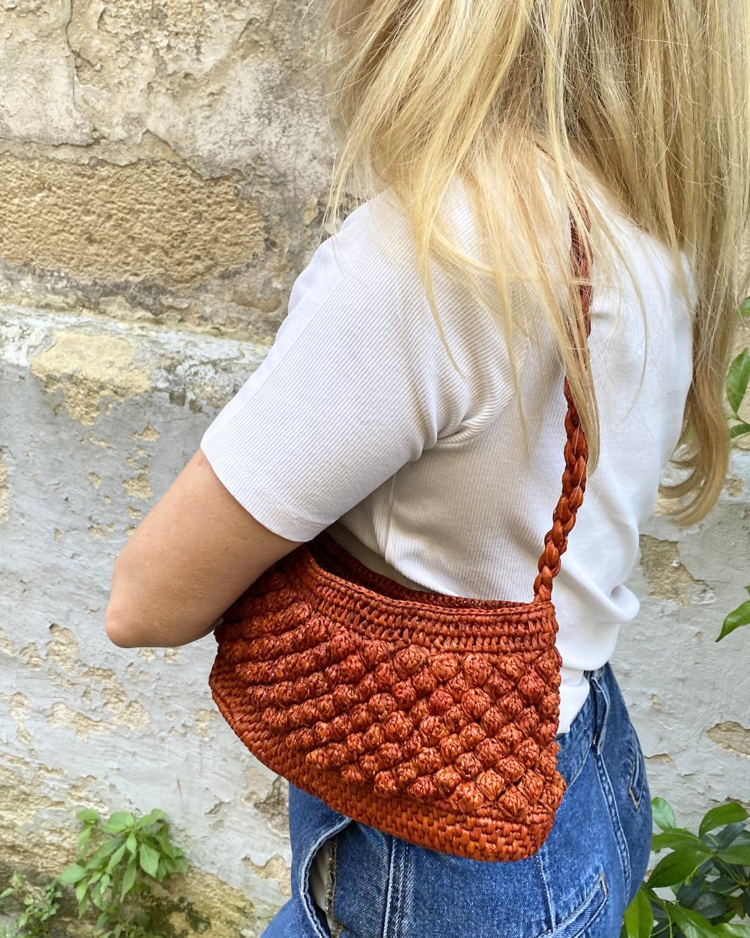 Petit sac en raphia rouille porté au quotidien, style chaleureux