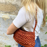 Petit sac en raphia rouille porté au quotidien, style chaleureux