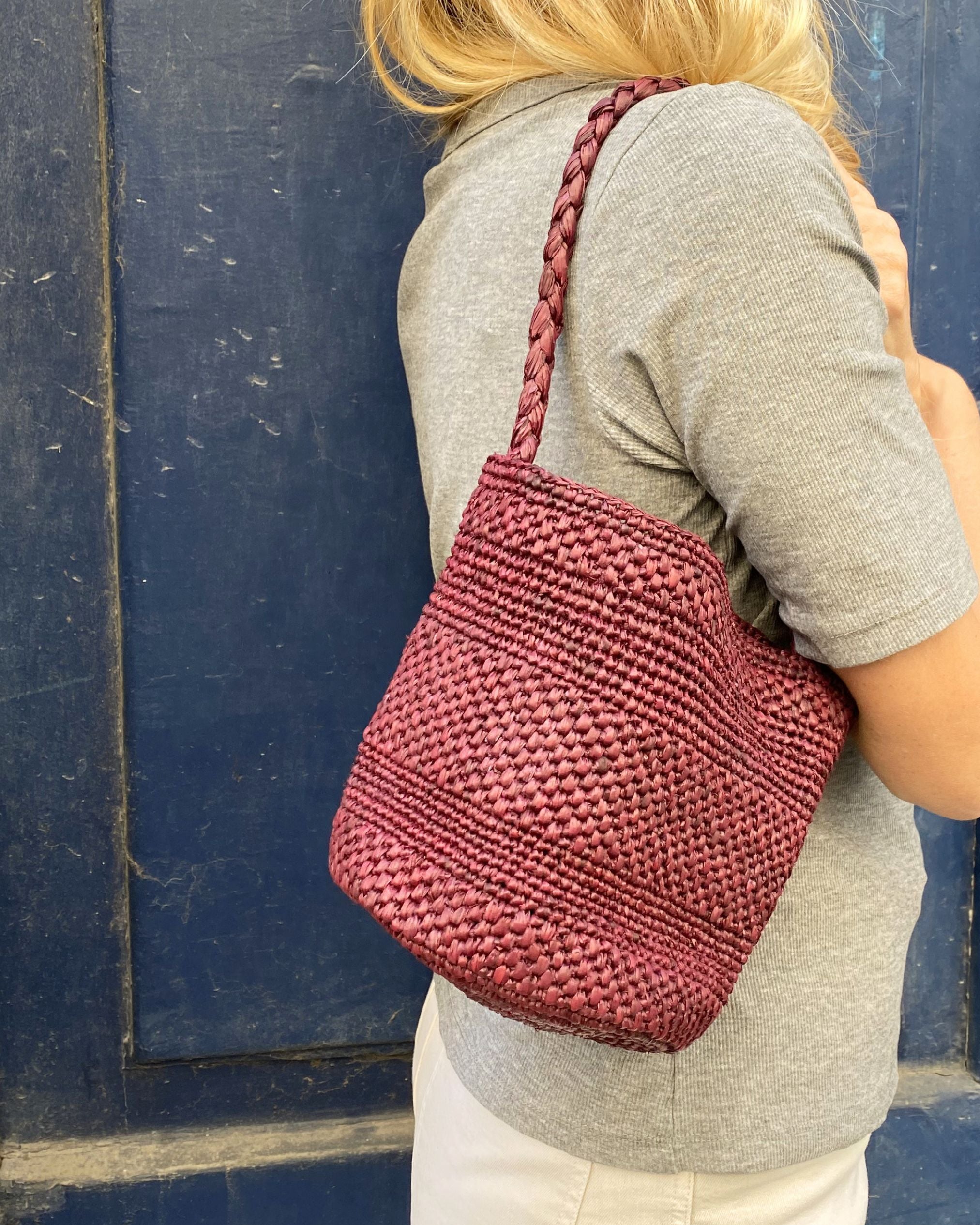 petit sac seau en raphia bordeaux fait main porté à l'épaule, compact et léger