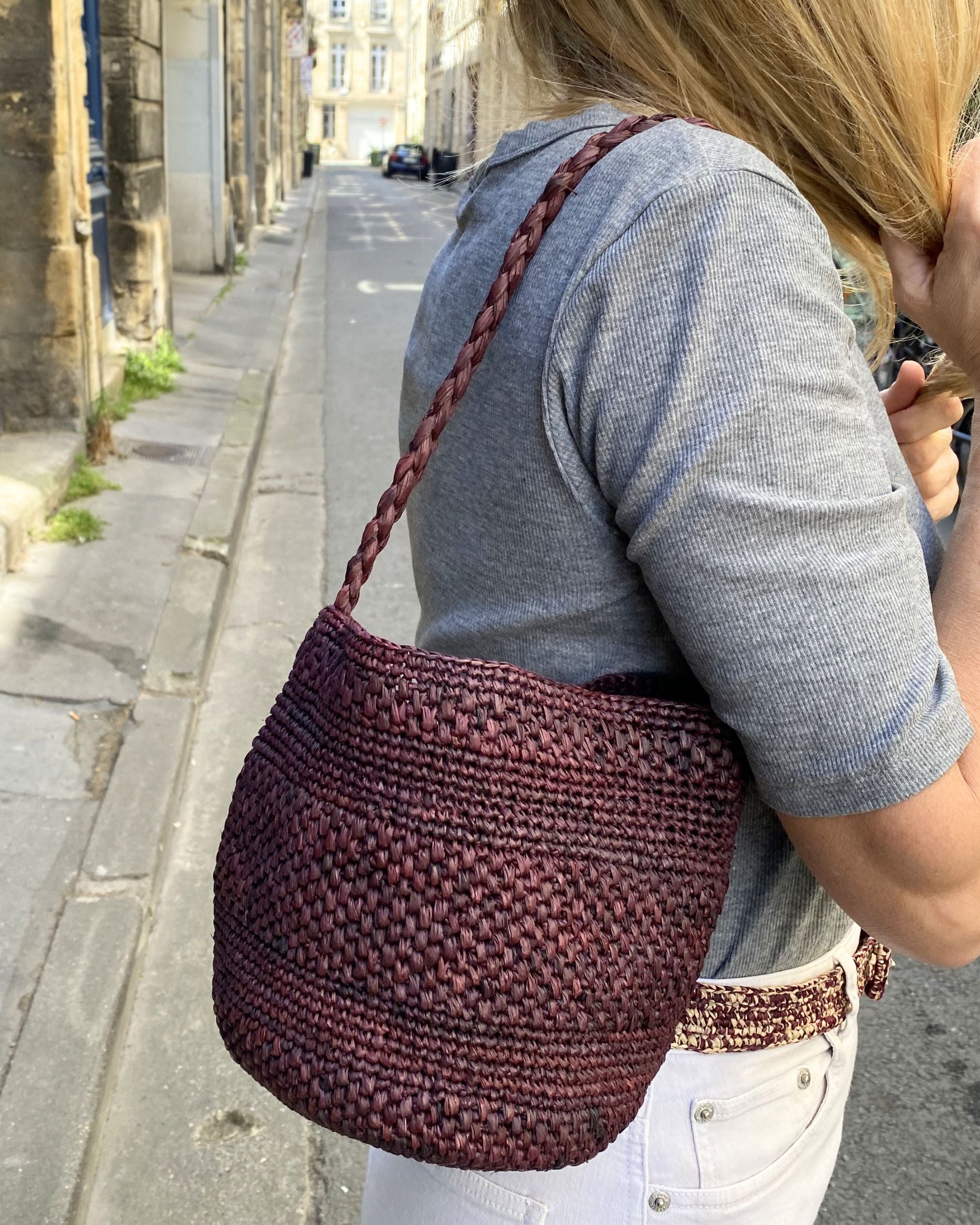 détails du petit sac seau en raphia fait main, SINY chocolat