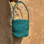 petit sac seau en raphia vert fait main, vue de face