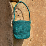 petit sac seau en raphia vert fait main, vue de face