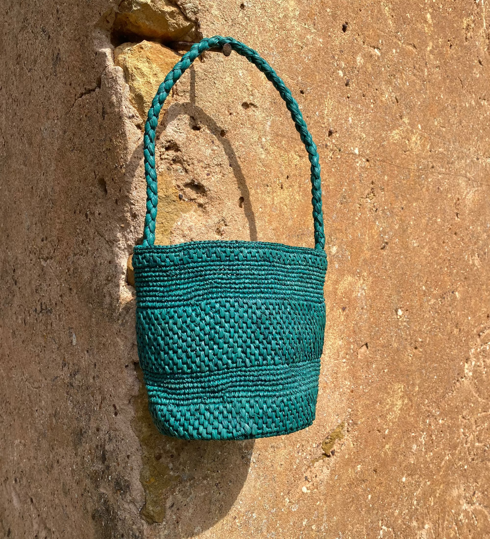 petit sac seau en raphia vert fait main, vue de face