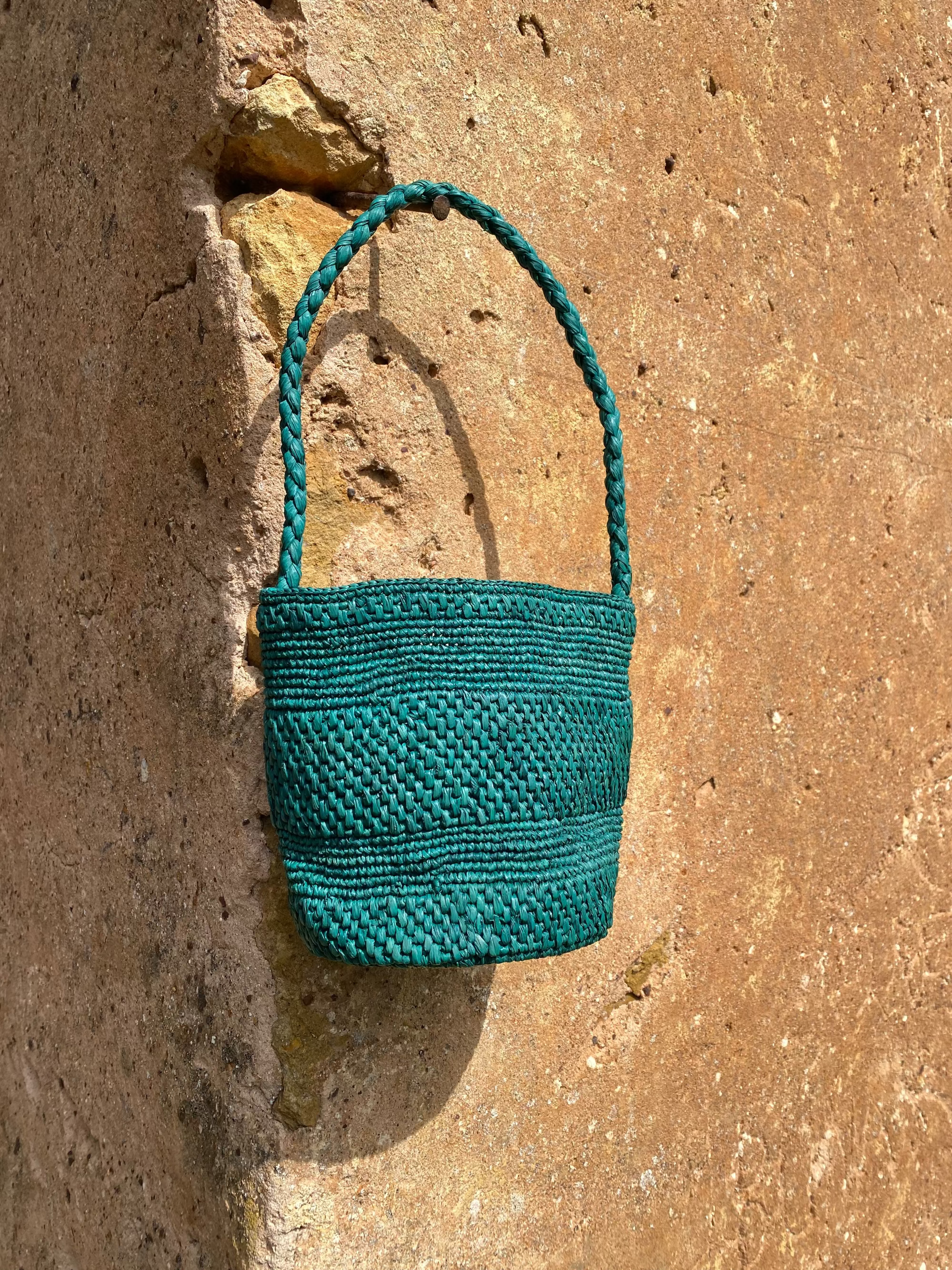 petit sac seau en raphia vert fait main, vue de face