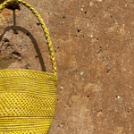 détails du petit sac seau jaune en raphia fait main, SINY