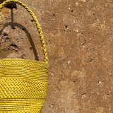 détails du petit sac seau jaune en raphia fait main, SINY