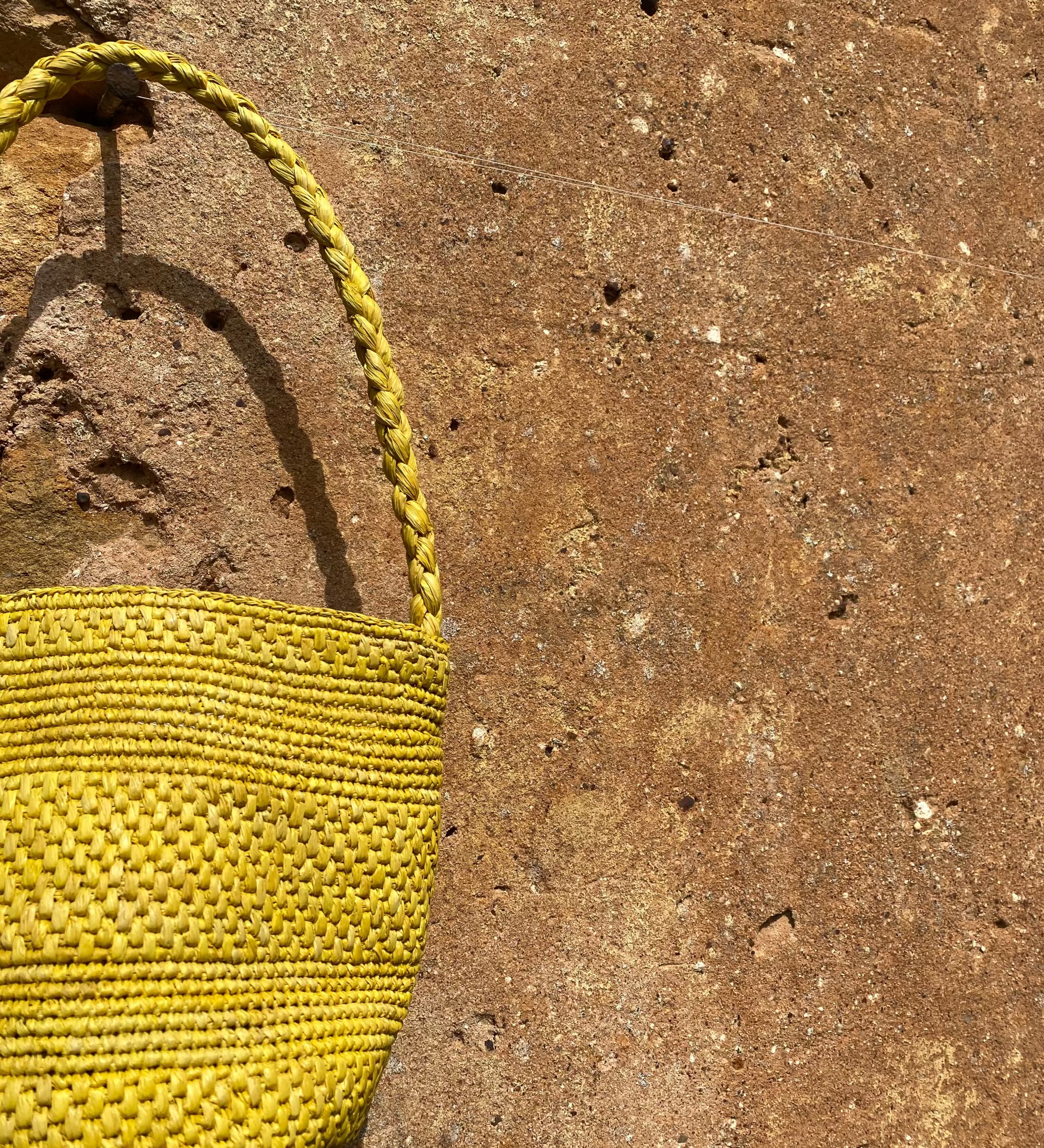 détails du petit sac seau jaune en raphia fait main, SINY