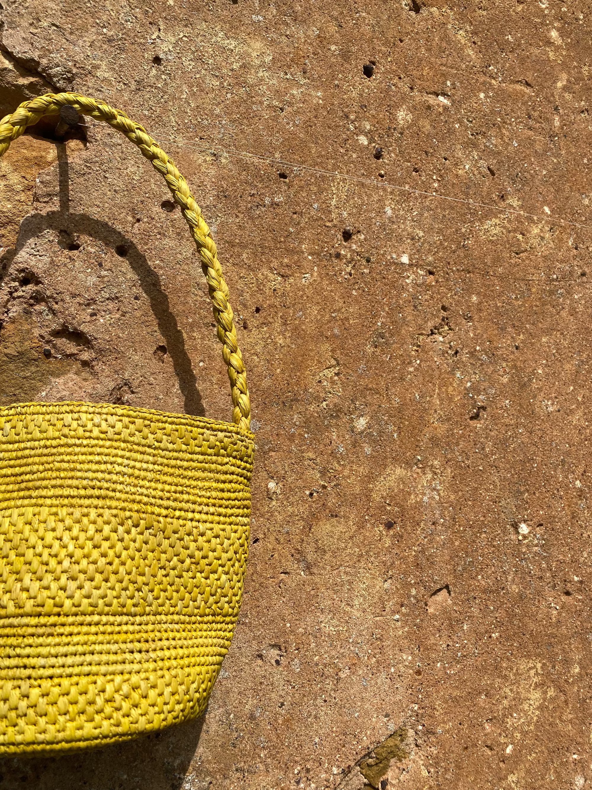 détails du petit sac seau jaune en raphia fait main, SINY
