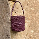 petit sac seau en raphia bordeaux fait main, vue de face 