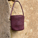 petit sac seau en raphia bordeaux fait main, vue de face 