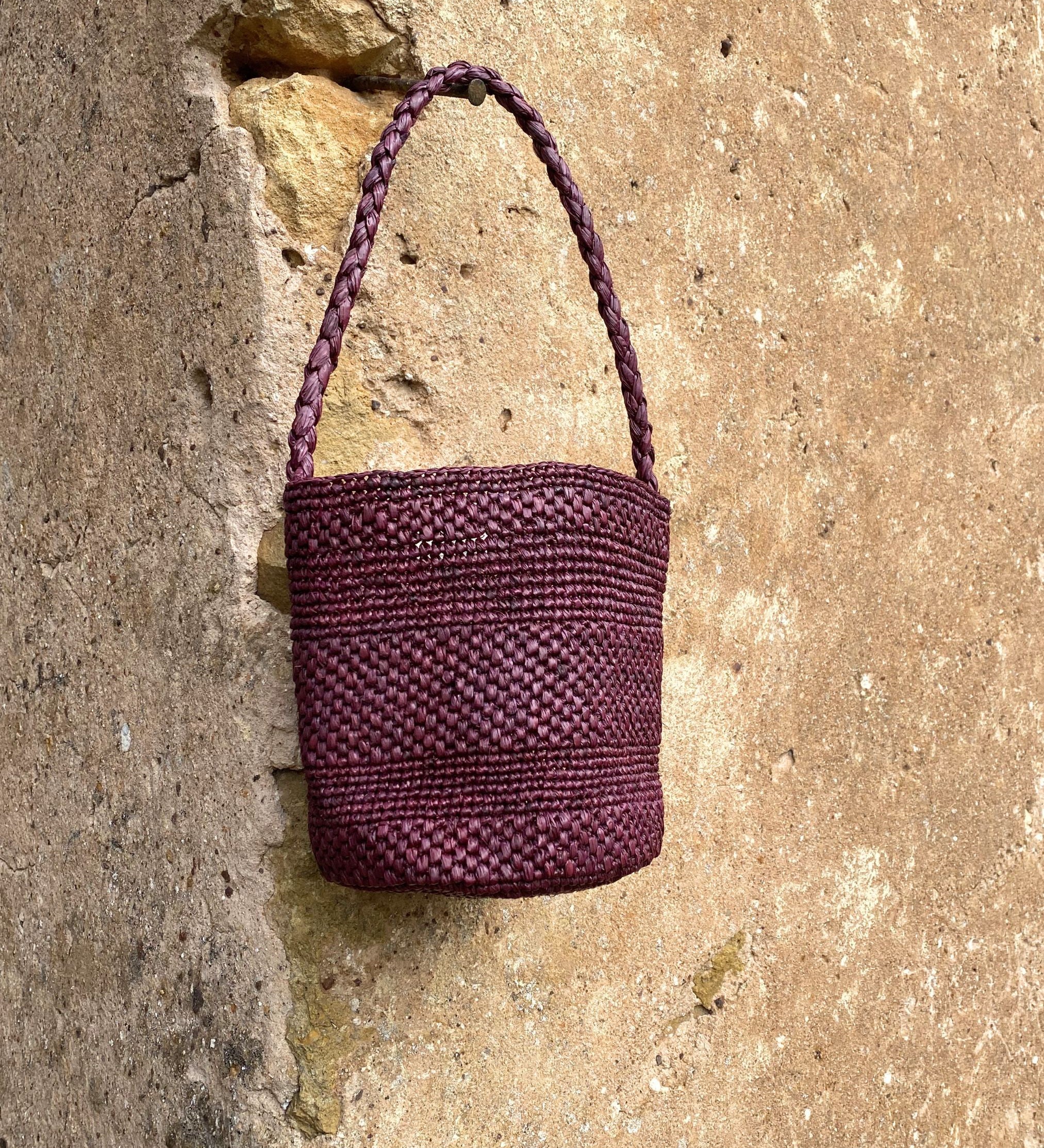 petit sac seau en raphia bordeaux fait main, vue de face 