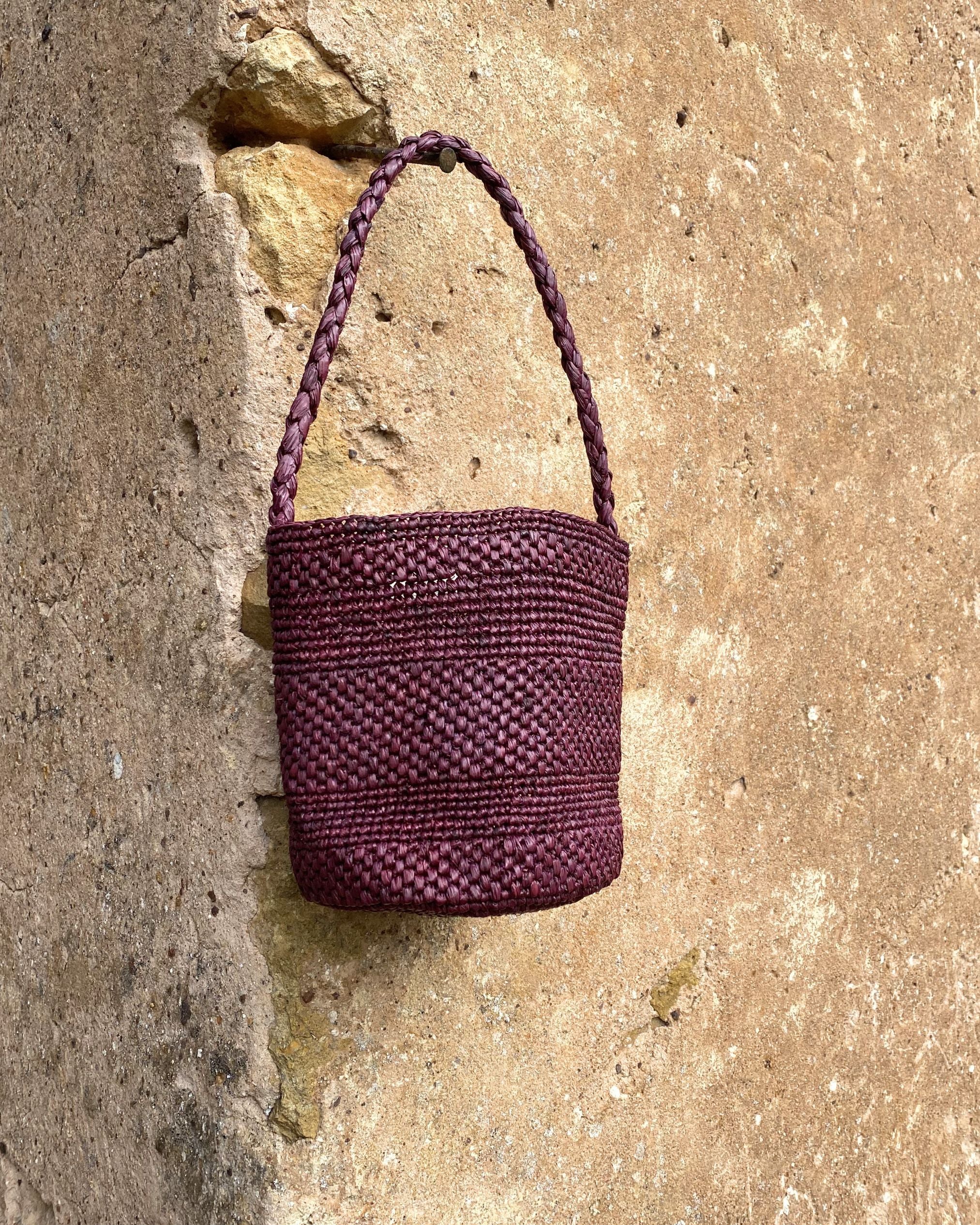 petit sac seau en raphia bordeaux fait main, vue de face 