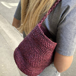 zoom sur le crochet de raphia du petit sac seau bordeaux, élégant 