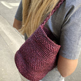 zoom sur le crochet de raphia du petit sac seau bordeaux, élégant 