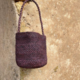 petit sac seau en raphia chocolat fait main , vue de face