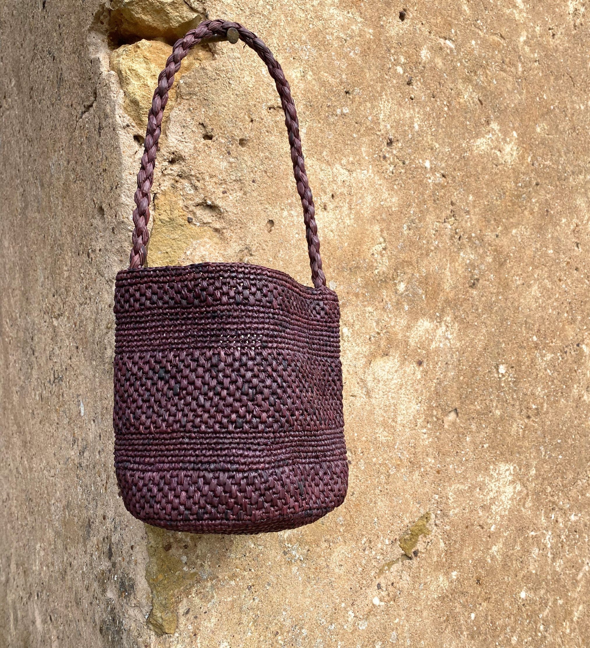 petit sac seau en raphia chocolat fait main , vue de face