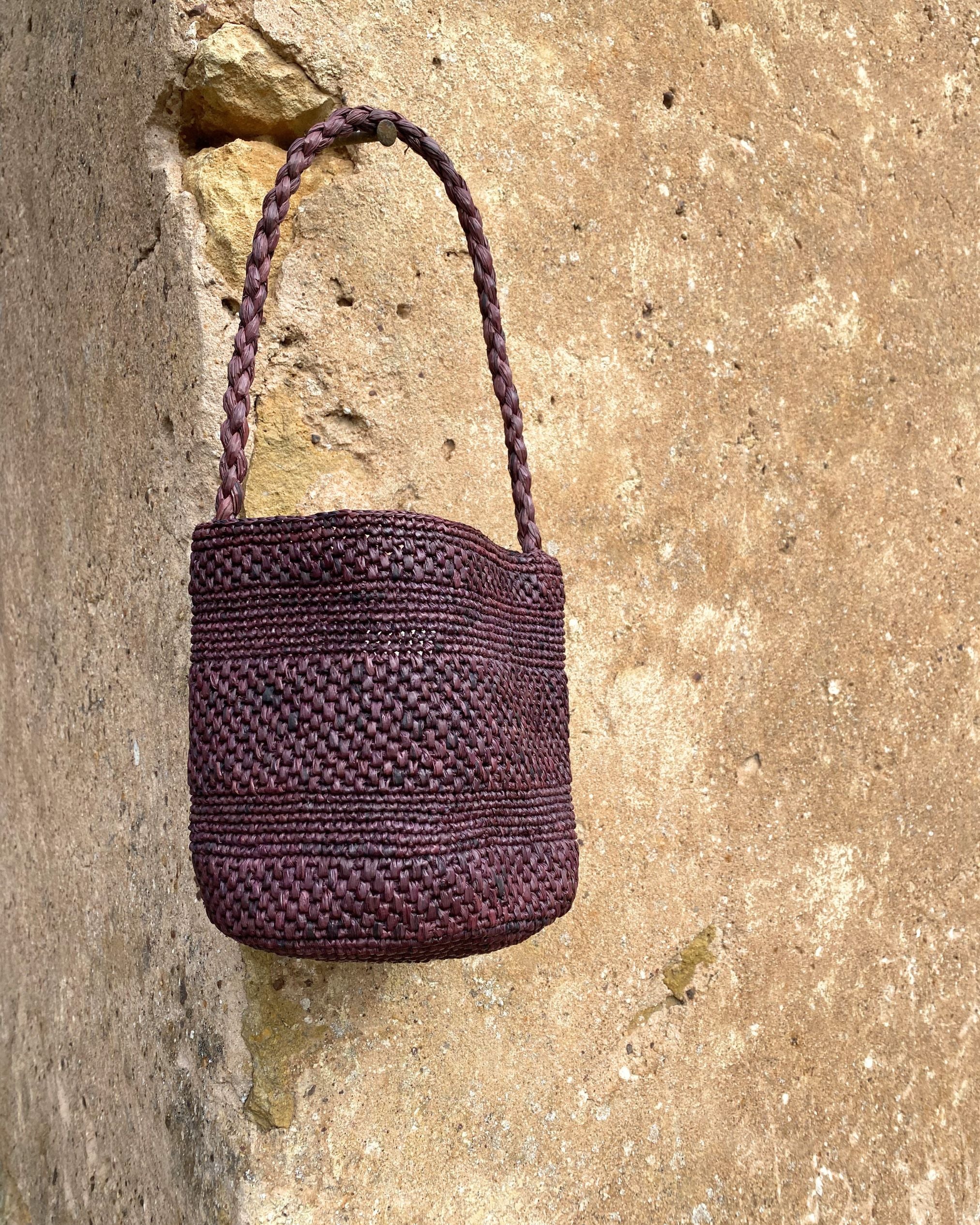 petit sac seau en raphia chocolat fait main , vue de face