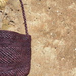 zoom sur  le crochet du petit sac seau en raphia chocolat, SINY