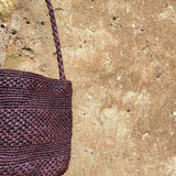 zoom sur  le crochet du petit sac seau en raphia chocolat, SINY