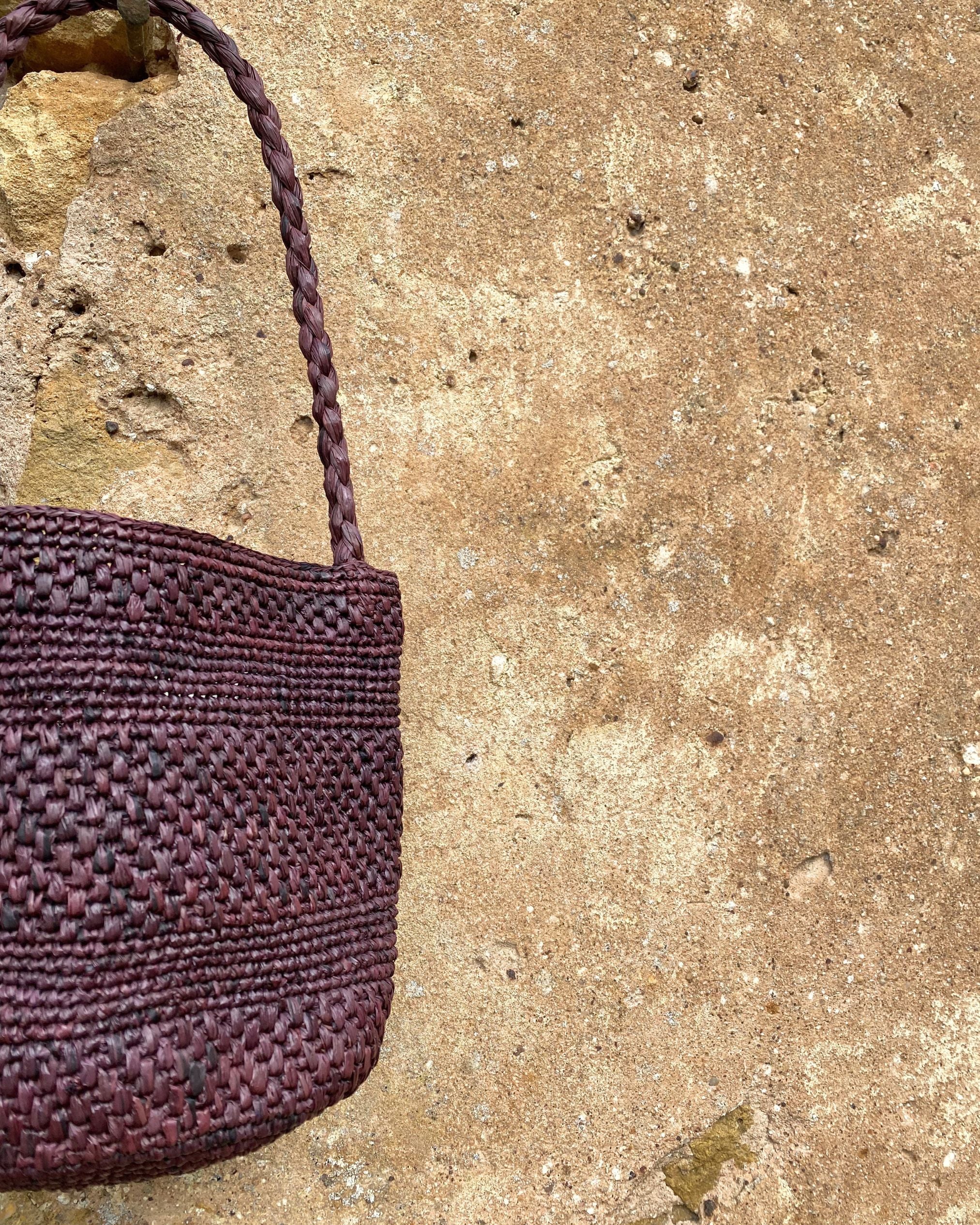 zoom sur  le crochet du petit sac seau en raphia chocolat, SINY