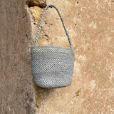 petit sac seau en crochet de raphia bleu gris fait main, vue de face