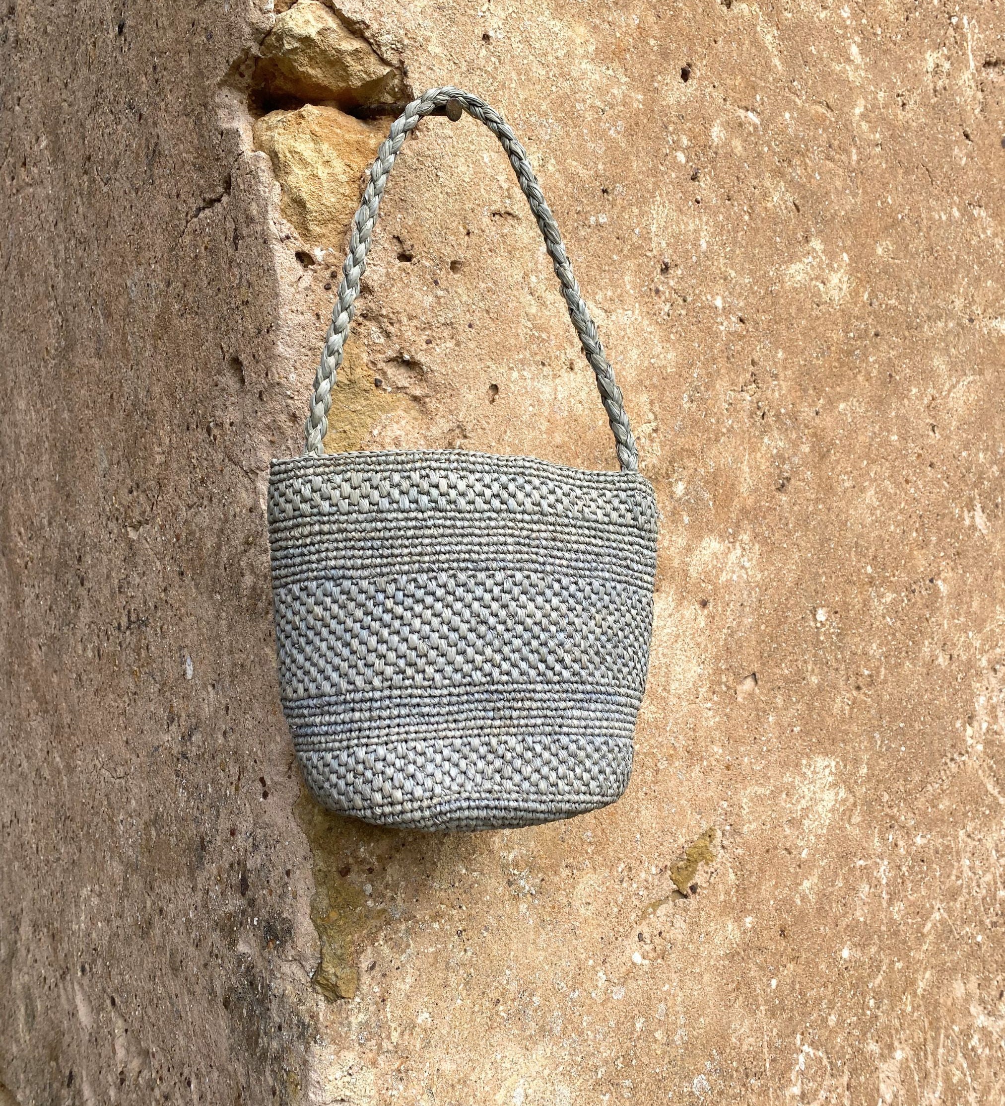 petit sac seau en crochet de raphia bleu gris fait main, vue de face