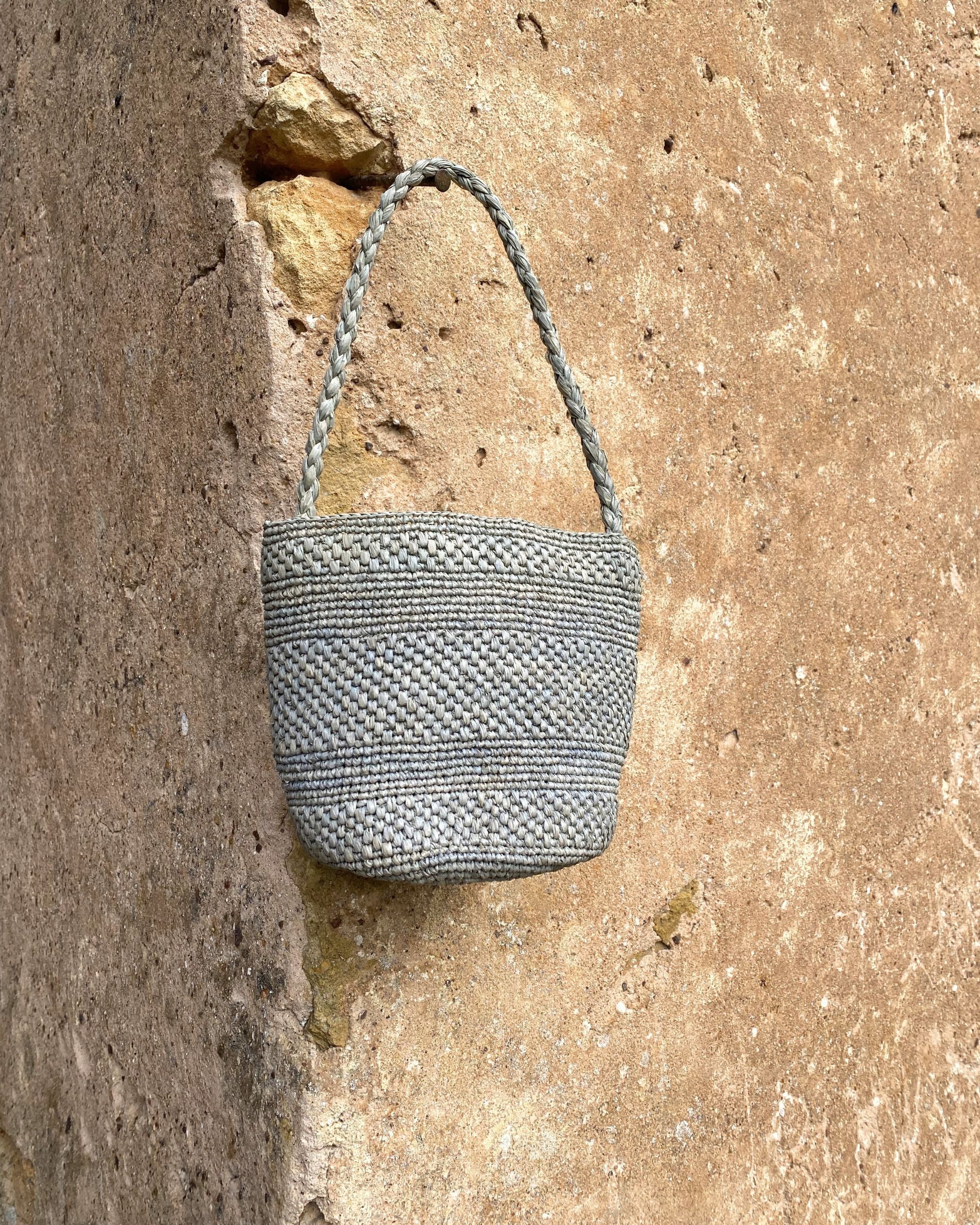 petit sac seau en crochet de raphia bleu gris fait main, vue de face