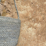 détails du crochet du petit sac seau en raphia bleu gris, SINY