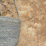 détails du crochet du petit sac seau en raphia bleu gris, SINY