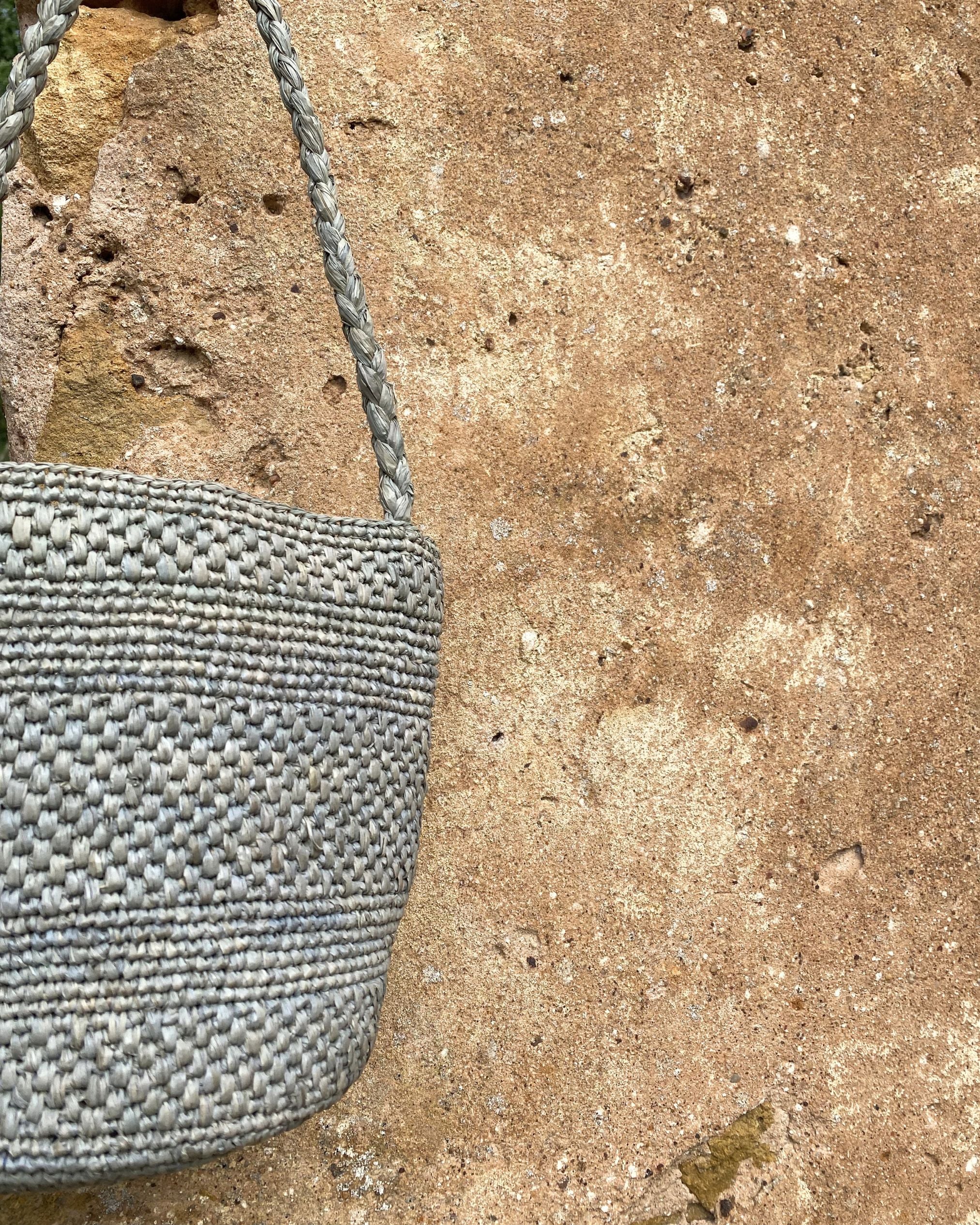 détails du crochet du petit sac seau en raphia bleu gris, SINY