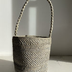 Petit sac seau en raphia crochet coloris bleu clair vue de face