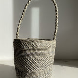 Petit sac seau en raphia crochet coloris bleu clair vue de face
